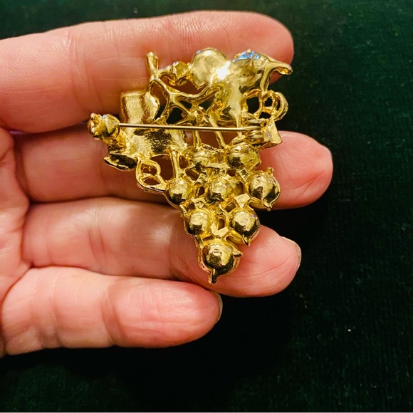 Vintage gold pearl and rhinestones grape cluster brooch - Picture 5 of 5